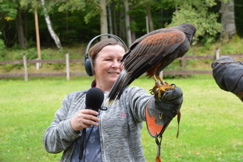 Anna Rokicińska na zdjęciu podczas realizacji materiału "Trójka wraca do korzeni" w Lądku-Zdroju.