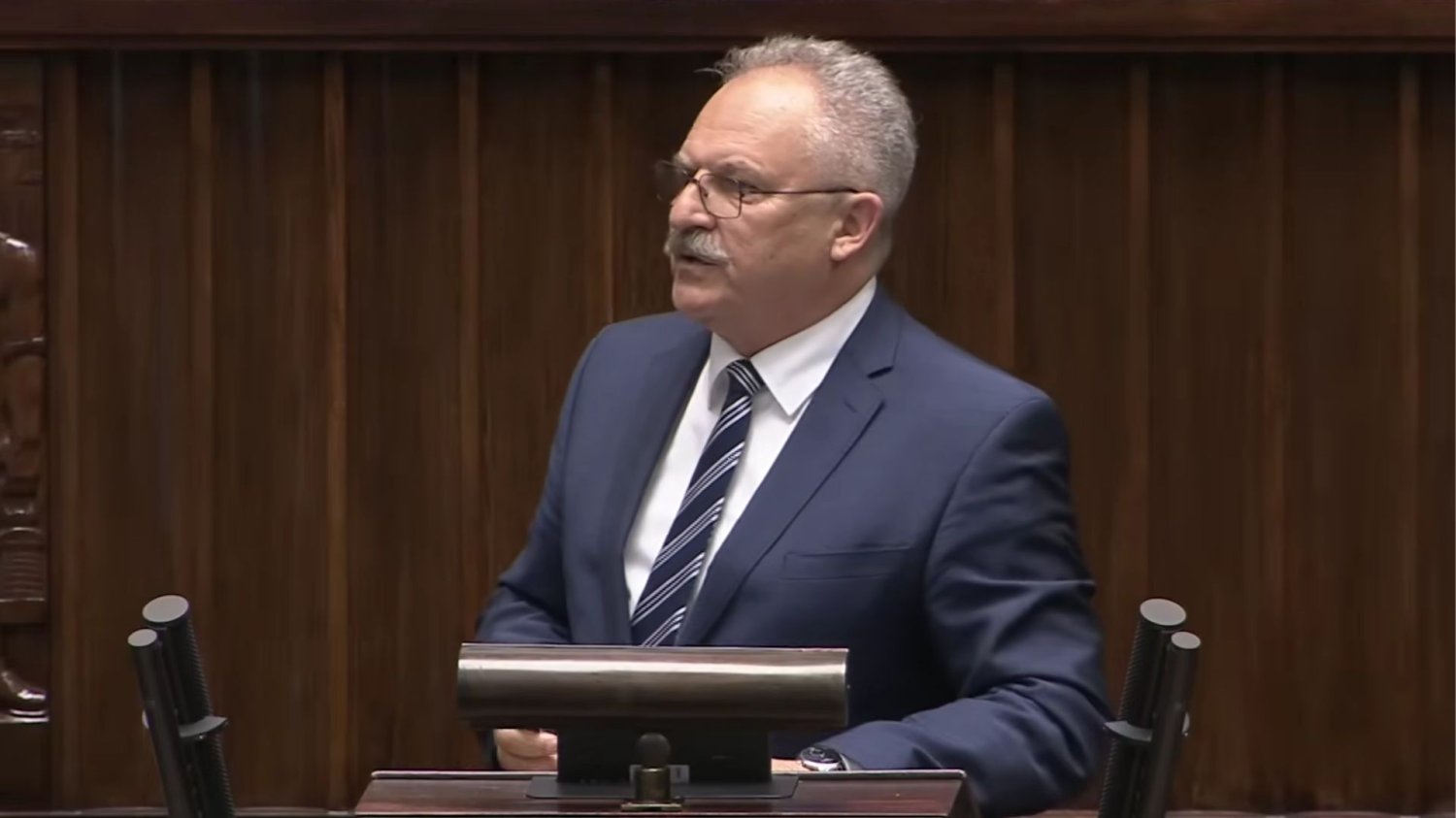 Marek Jakubiak oburzony prohibicją w Sejmie. Marek Jakubiak oburzony prohibicją w Sejmie.