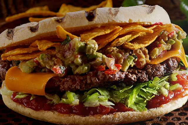 Burgery przygotowuje się rękami, więc płeć pracownika jest bez znaczenia. Przynajmniej teoretycznie.