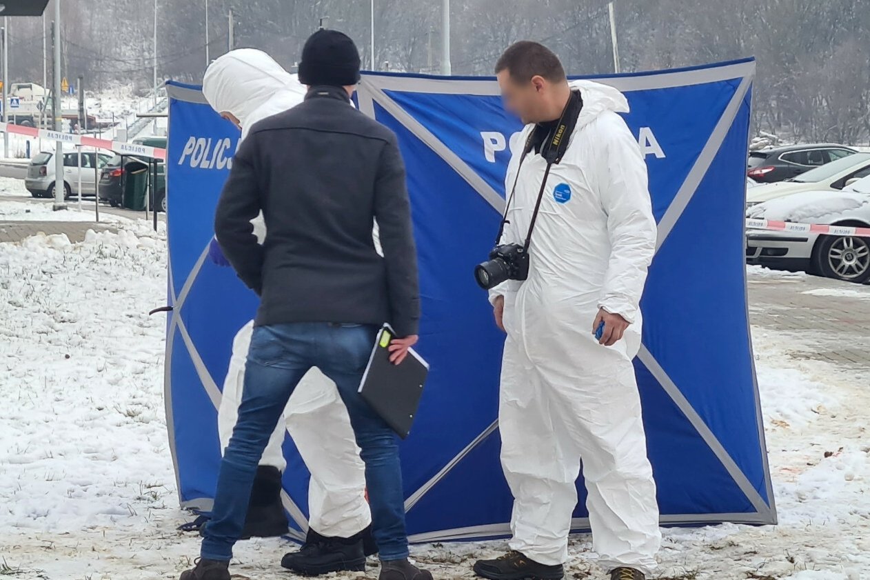 Śledczy przy pracy przy zwłokach. Zdjęcie ilustracyjne.