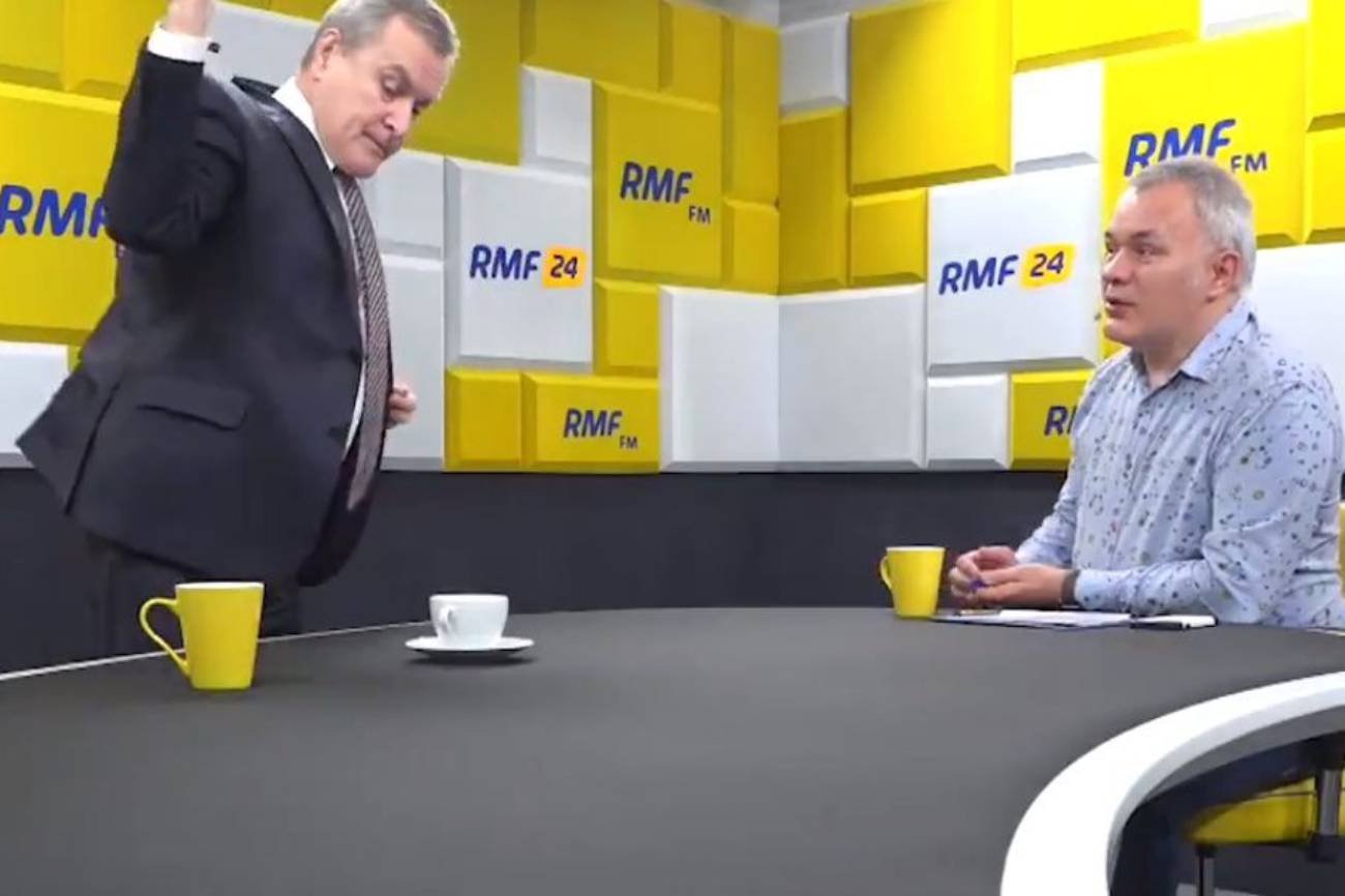 Wyjście ministra Glińskiego ze studia RMF podczas rozmowy z Robertem Mazurkiem