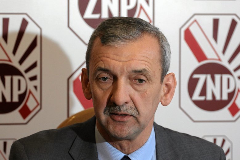 Sławomir Broniarz przeprosił za swoje sobotnie słowa. Szef ZNP straszył, że dzieci w tym roku nie dostaną promocji do następnej klasy.