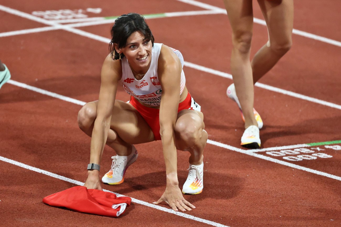 Anna Kiełbasińska na ostatnich igrzyskach olimpijskich (Tokio 2020) sięgnęła po wicemistrzostwo w sztafecie 4x400 m).