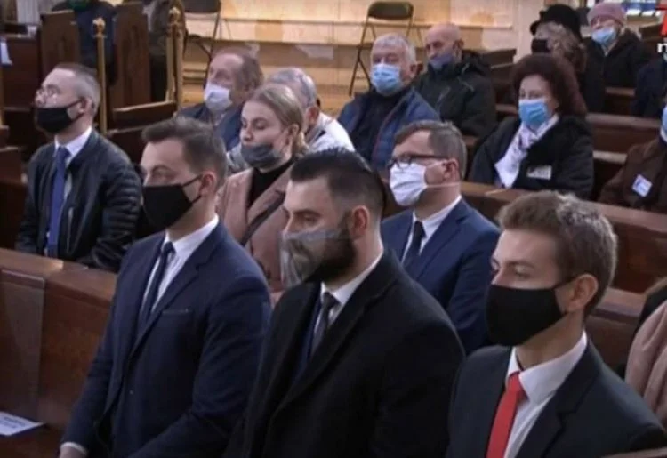 Władza PiS złamała własne przepisy antyepidemiczne podczas 29. urodzin Radia Maryja o. Tadeusza Rydzyka – wynika z wyliczeń Konkret24.