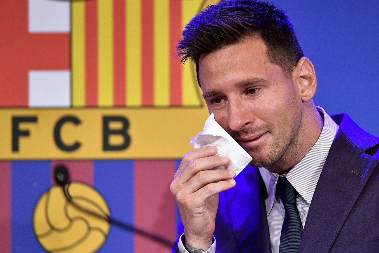 Lionel Messi podczas konferencji prasowej, na której pożegnał się z FC Barceloną. Argentyńczyk nie ukrywał łez...