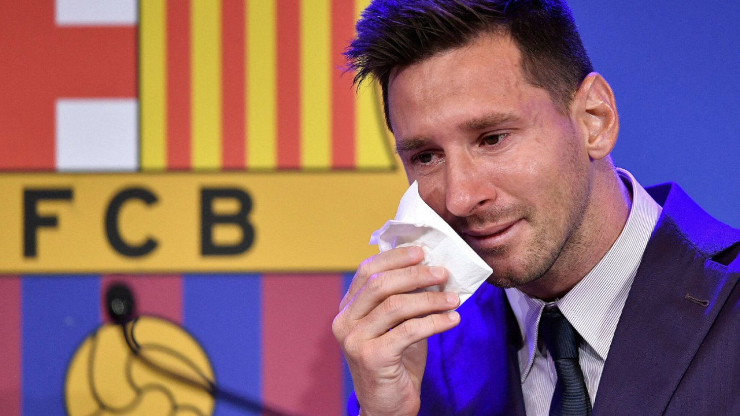 Lionel Messi podczas konferencji prasowej, na której pożegnał się z FC Barceloną. Argentyńczyk nie ukrywał łez...