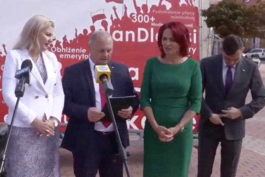 Do osobliwej walki o mikrofon pomiędzy politykami PiS doszło w Łomży. Uczestniczyły w niej Bernadeta Krynicka, posłanka PiS i Agnieszka Muzyk, była zastępca prezydenta Łomży.