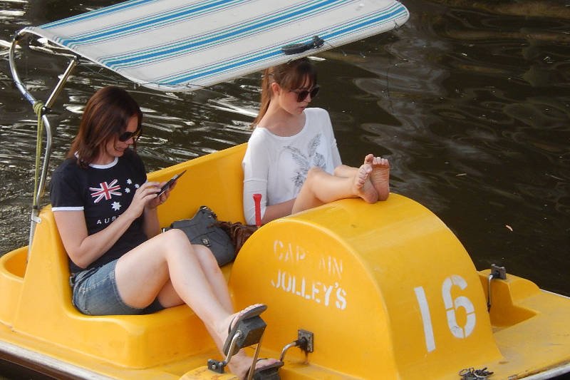 Nawet na wakacjach przesadzamy z używaniem smartfonów. I pracujemy tym samym nad powstawaniem zmarszczek!