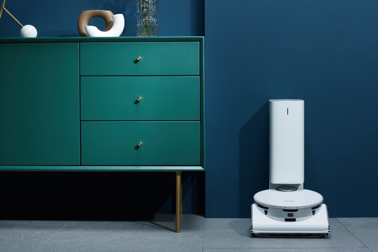 Jet Bot AI+ to inteligentny automatyczny robot sprzątający Samsunga, którego innowacjami są aktywny sensor 3D, funkcja Intel Movidius zasilająca technologię rozpoznawania obiektów AI oraz zdalny monitoring Jet Live