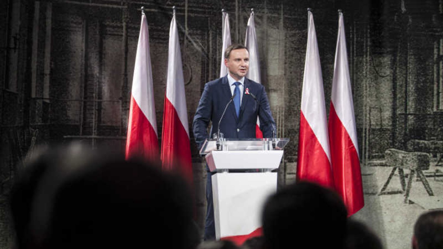 Wciągnięcie Bronisława Komorowskiego w konflikt w sprawie wysłania żołnierzy na Ukrainę wzmacnia Andrzeja Dudę.