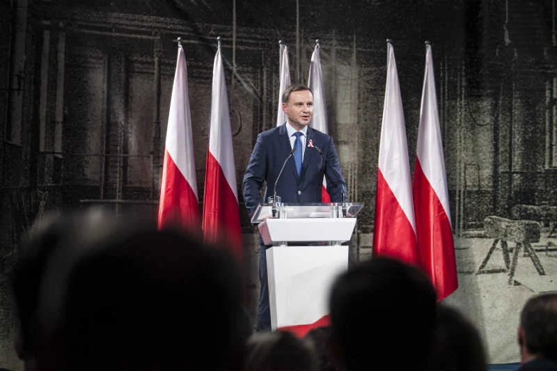 Wciągnięcie Bronisława Komorowskiego w konflikt w sprawie wysłania żołnierzy na Ukrainę wzmacnia Andrzeja Dudę.