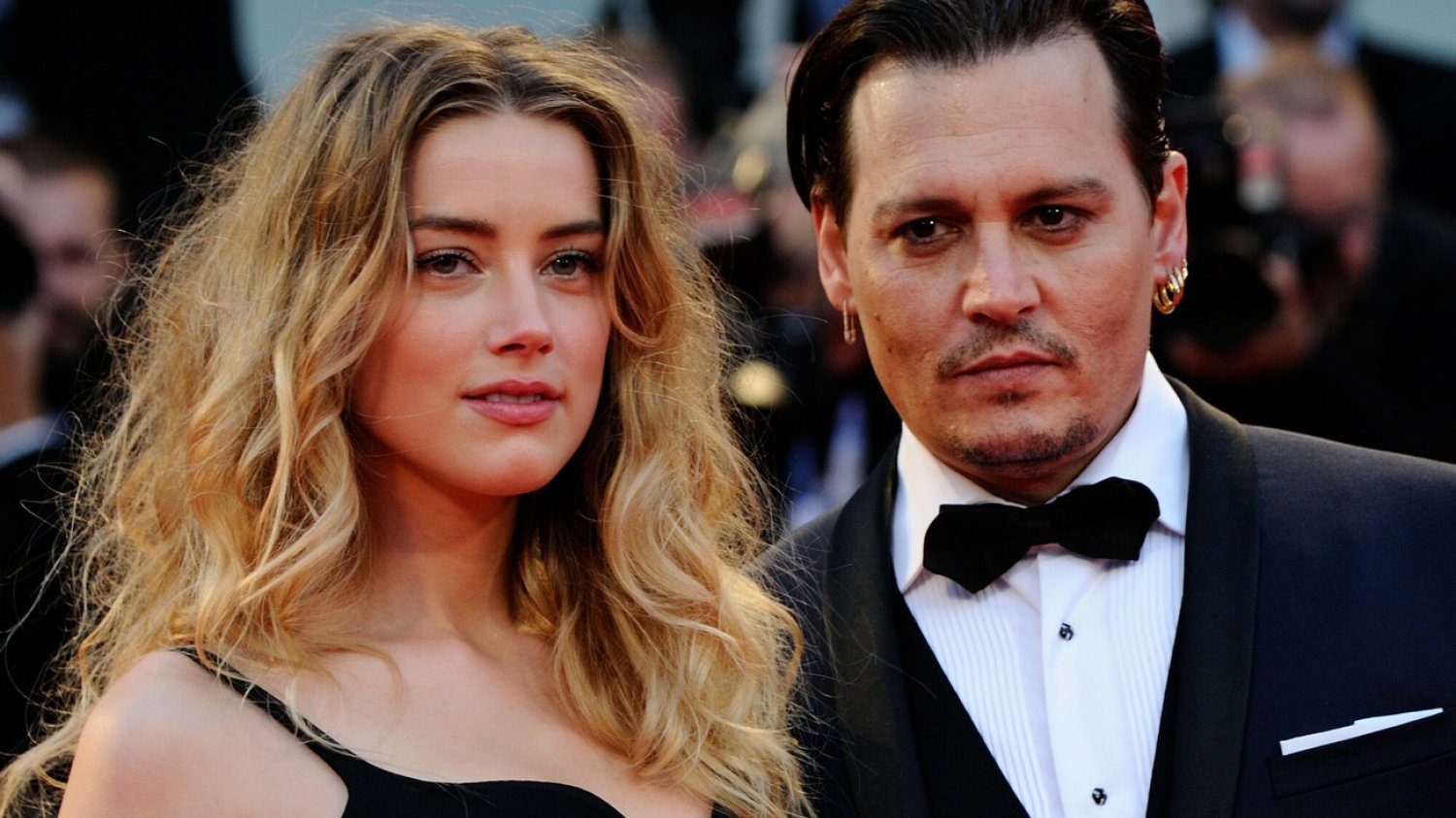 Amber Heard i Johnny Depp na czerwonym dywanie.
