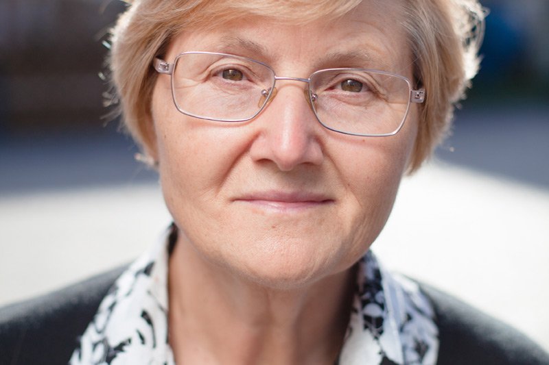 Dlaczego mówiła do młodych lekarzy "niech jadą"? Józefa Hrynkiewicz z PiS zarabia tak bajecznie, że nie ma prawa rozumieć głodujących stażystów i rezydentów.