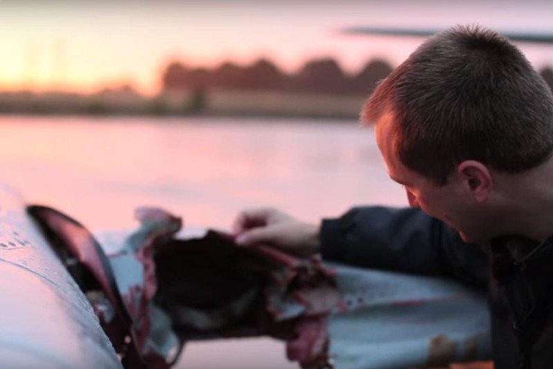 Dziura jaką wyrwał w skrzydle samolotu ptak.