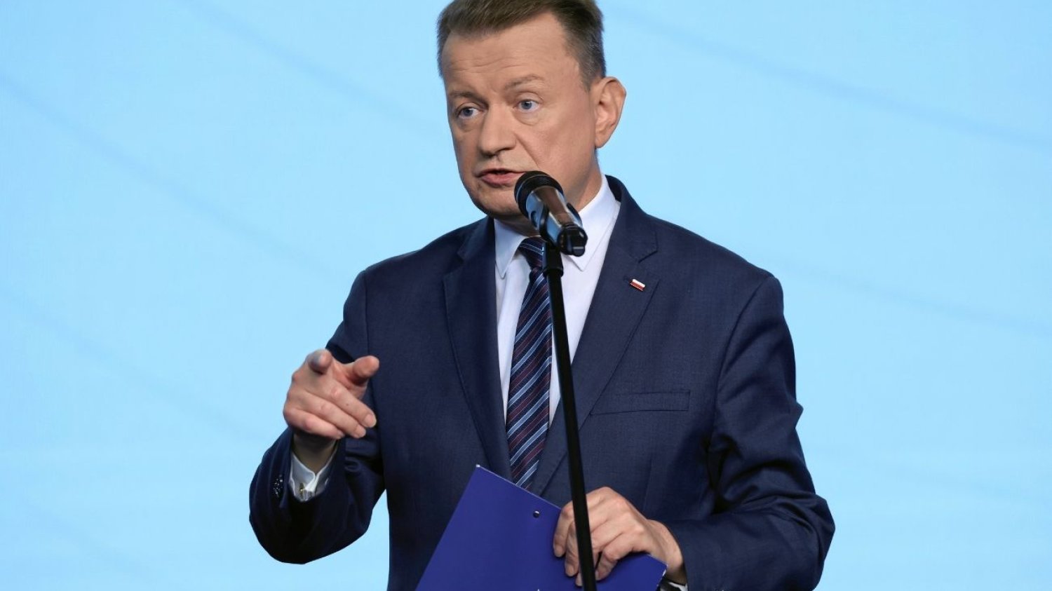 Mariusz Błaszczak z aktem oskarżenia. Mariusz Błaszczak z aktem oskarżenia.