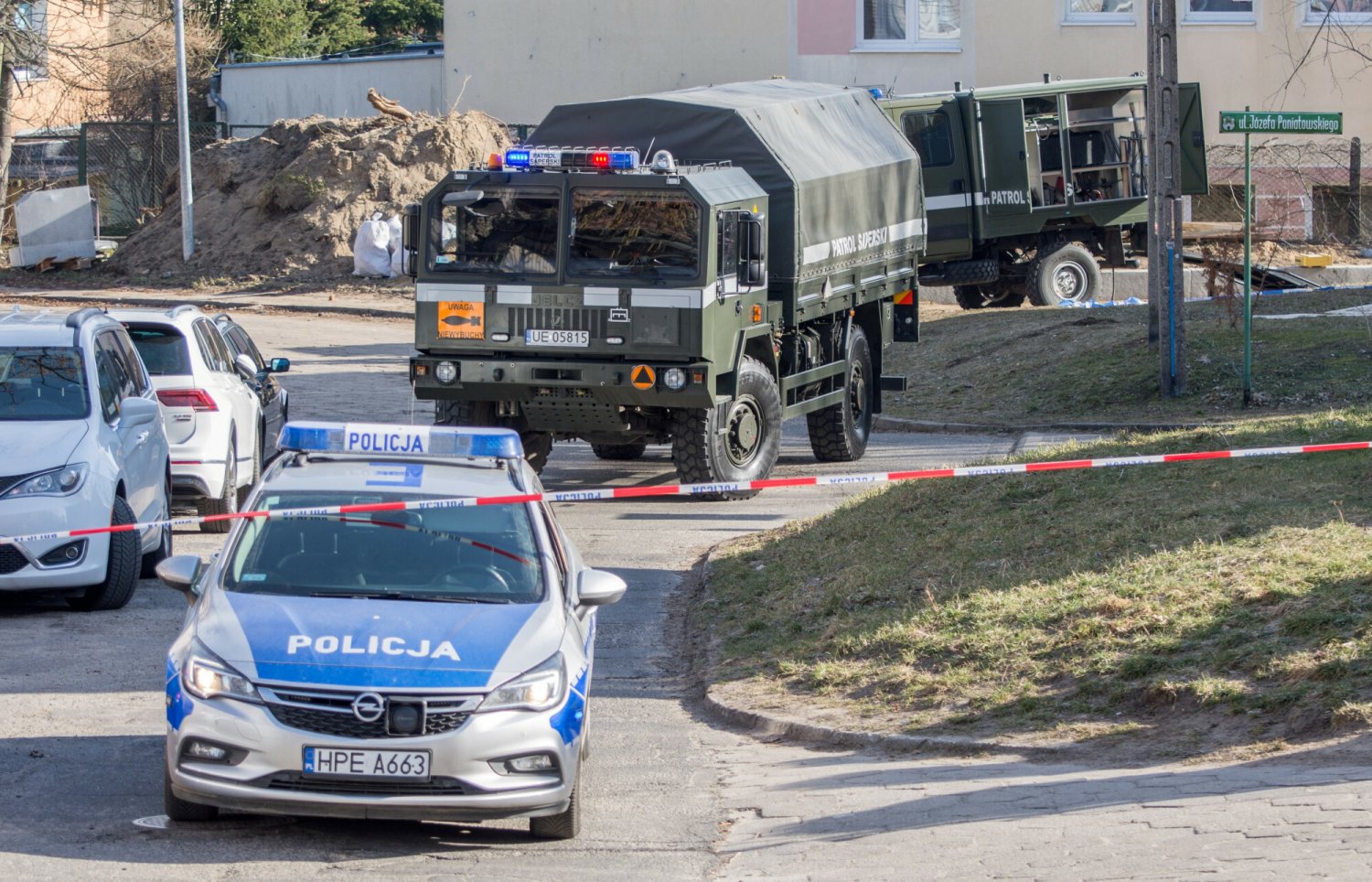Na miejsce przyjechała straż pożarna, policja i patrol saperski.