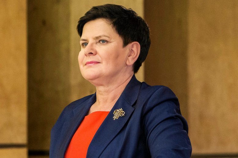 Beata Szydło przyzwyczaiła wyborców w Polsce do garsonek i broszek. W Brukseli ubiera się zupełnie inaczej.