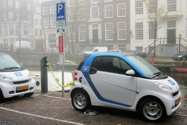 Warszawskim projektem zainteresowany jest m.in. koncern Daimler, którego smarty wypożyczane są w sieci Car2Go. Na zdjęciu: punkt Car2Go w Amsterdamie