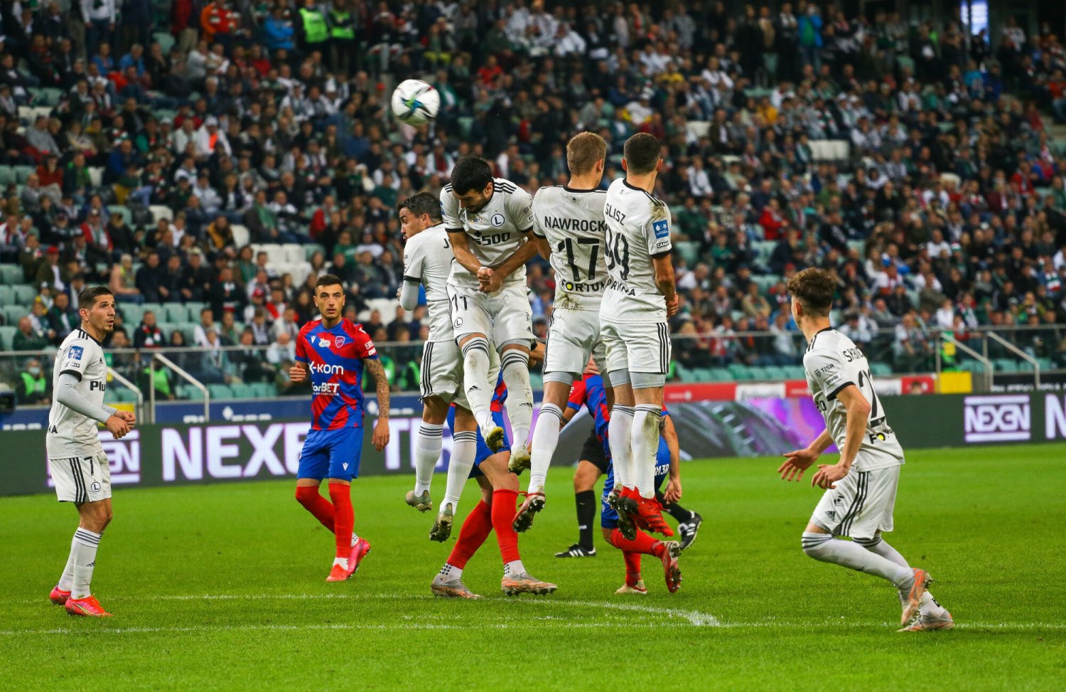 Legia Warszawa przegrała na swoim terenie z Rakowem Częstochowa po znakomitym widowisku