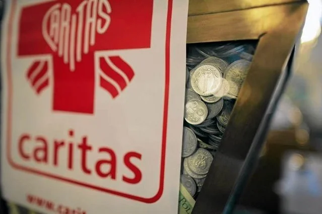 Caritas przedstawiana jest jako konkurencyjna organizacja względem Orkiestry