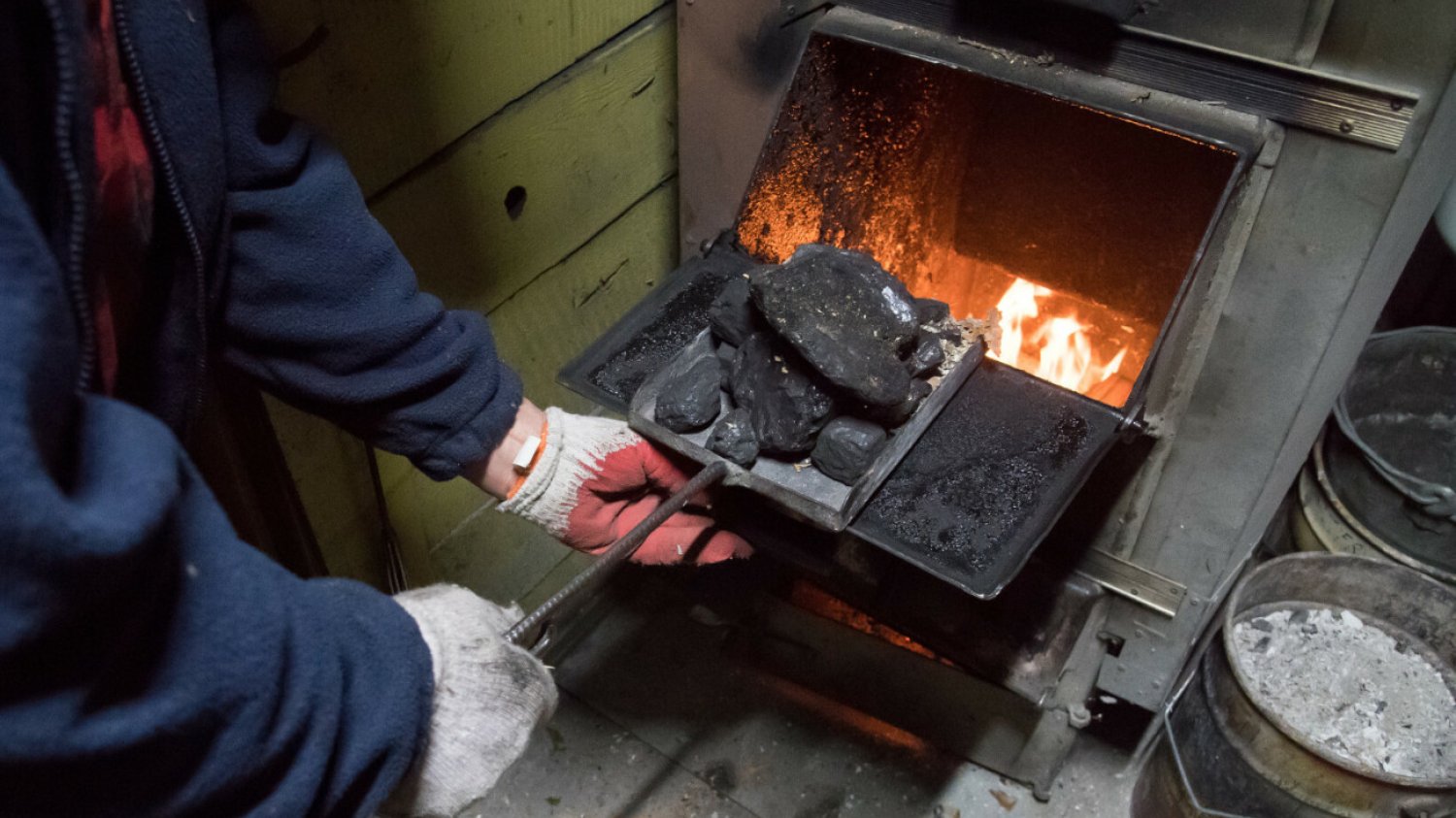 Polacy niedługo będą mieli zakaz używania węgla. Jest harmonogram działań na ten rok Zbliża się całkowity zakaz palenia węglem w Polsce