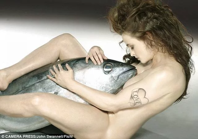 Naga Helena Bonham Carter przytula wielkiego tuńczyka