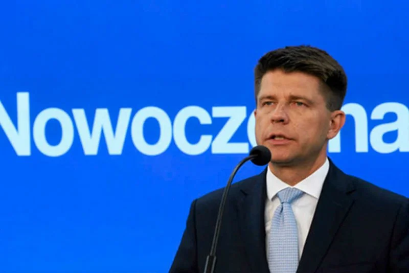 Partie Ryszarda Petru czeka finansowy cios. Na razie do dymisji podał się skarbnik partii.