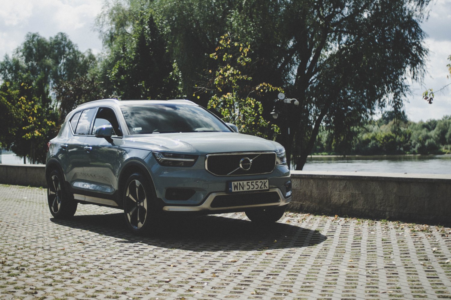Volvo XC40 wyglądem nawiązuje do większych modeli w gamie.