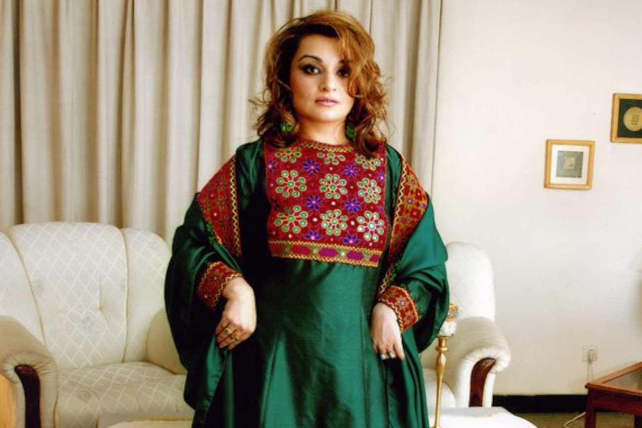 Afganki pokazują się w tradycyjnych kolorowych strojach.