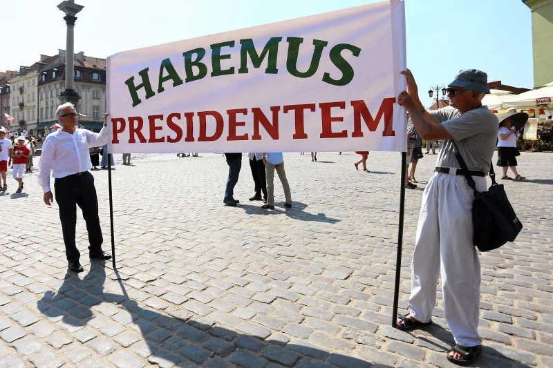 "Habemus presidentem" - transparent, który pojawił się w dniu zaprzysiężenia Andrzeja Dudy