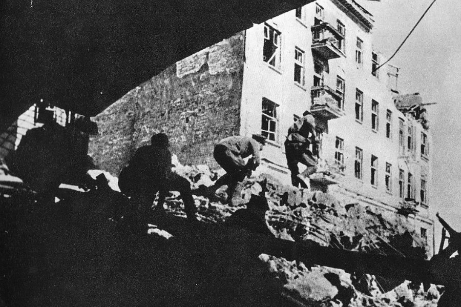 Polscy żołnierze na zgliszczach warszawskiej Pragi we wrześniu 1944 r.