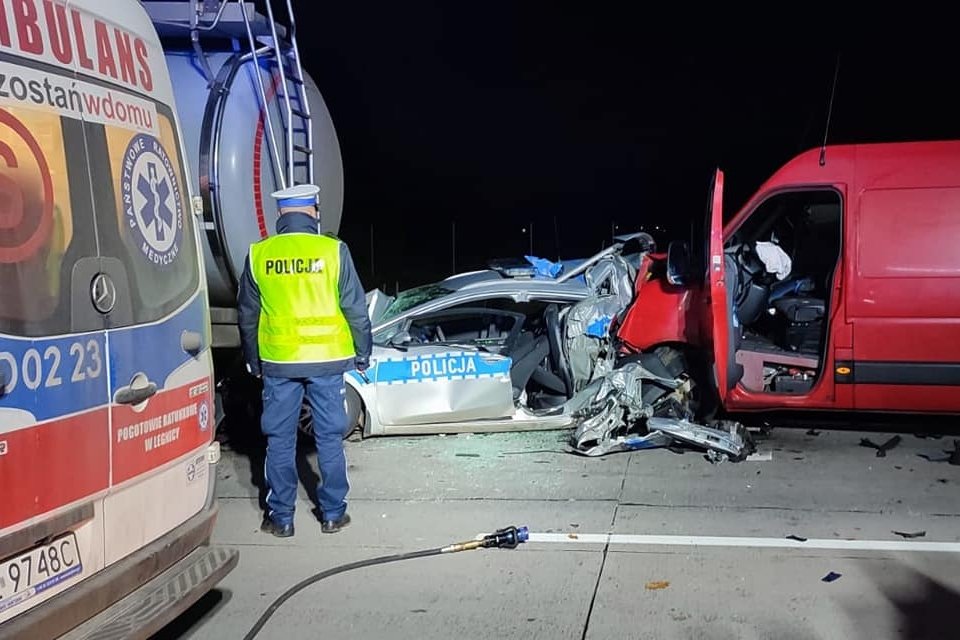 Do zdarzenia doszło 8 grudnia ok. godz. 2 rano. Kierowca busa wjechał w radiowóz zabezpieczający cysternę.