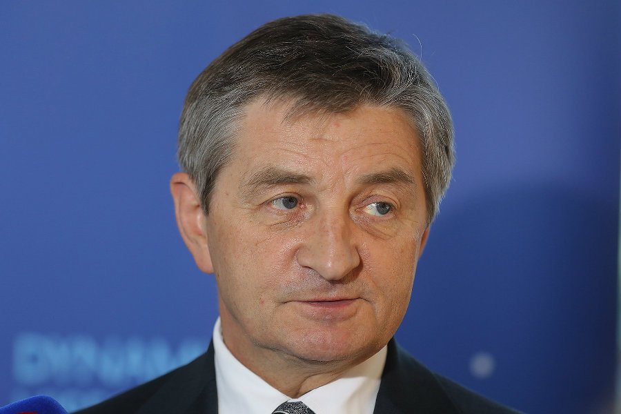 Czy z rządowych samolotów wysiadała tylko rodzina Marka Kuchcińskiego?