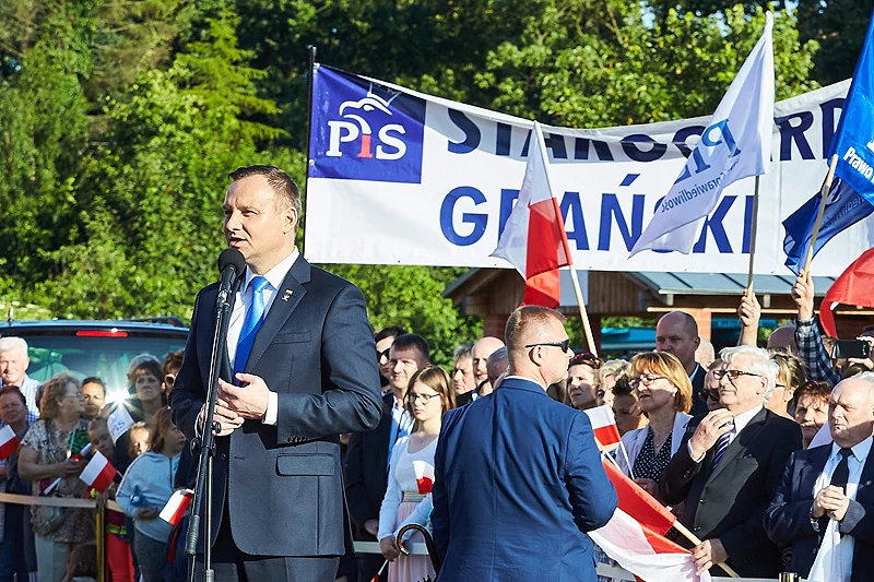 Prezydent Andrzej Duda podczas wiecu PiS w Nowym Dworze Gdańskim oznajmił, iż uważa konstytucję za "przejściową".