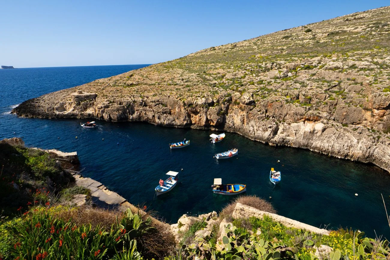 Tymi łódkami popłyniecie do Blue Grotto Blue Grotto