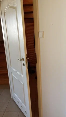 Niezgaszone światło w garderobie.