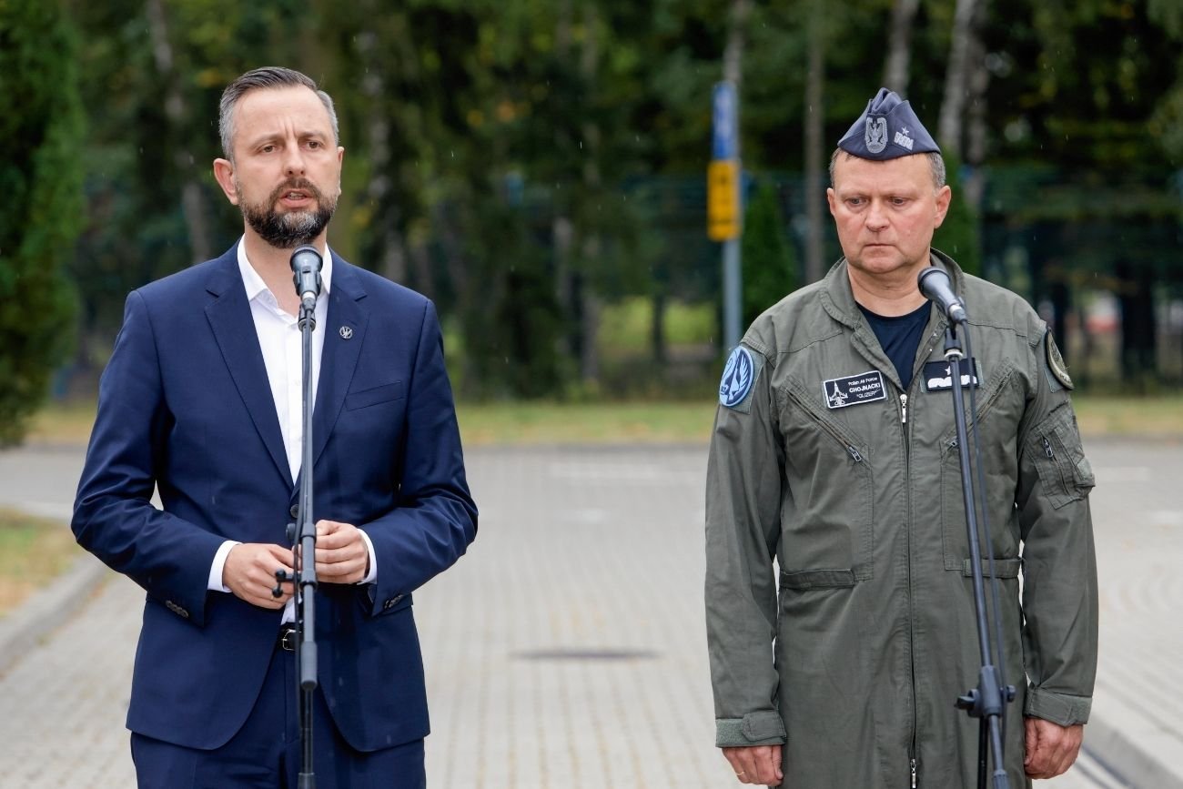 Szef MON przekazał nowe informacje ws. katastrofy F-16. "Pracują dwa zespoły"