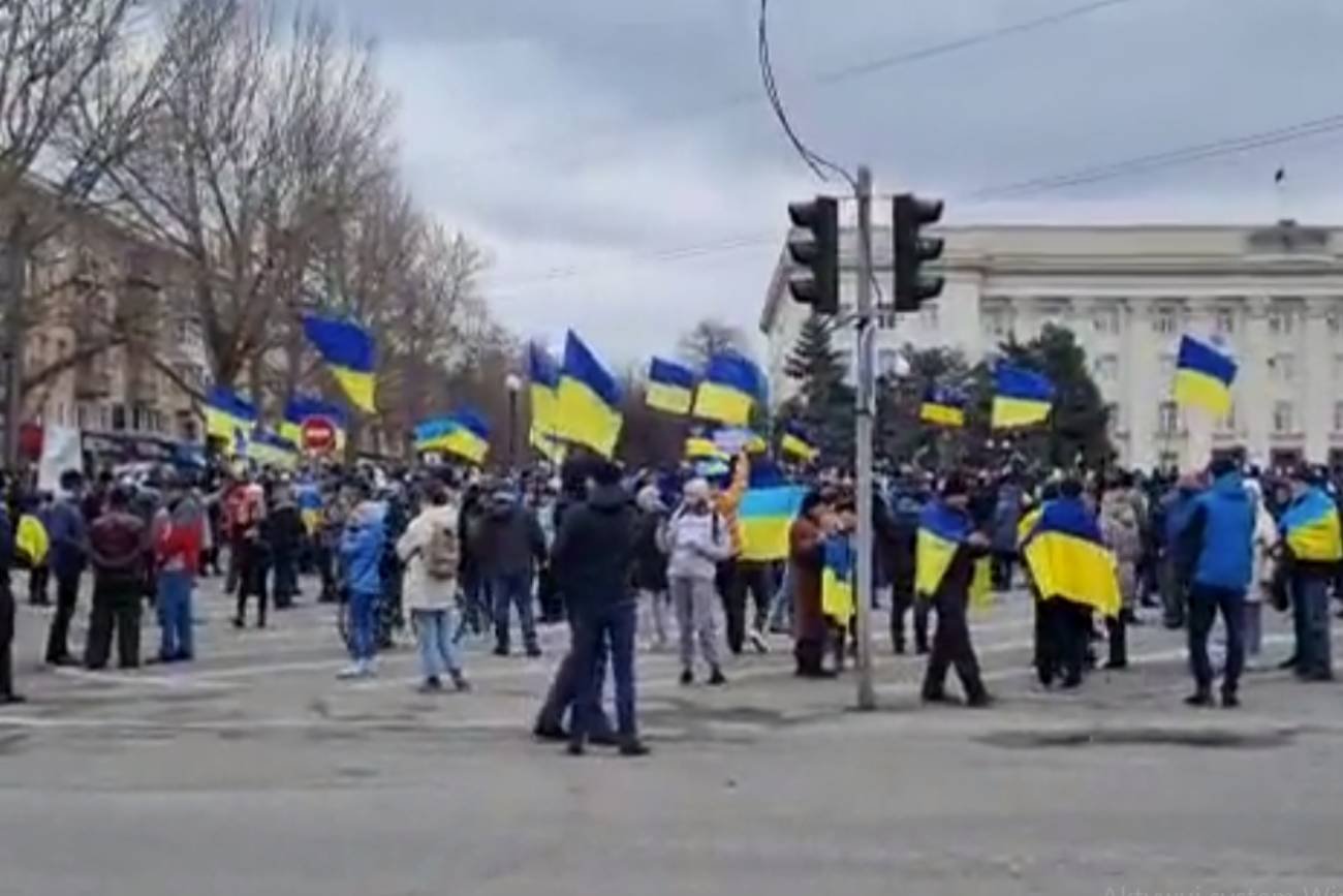 Ludzie w Chersoniu wyszli na ulicę. 2 tysiące osób naprzeciwko żołnierzy