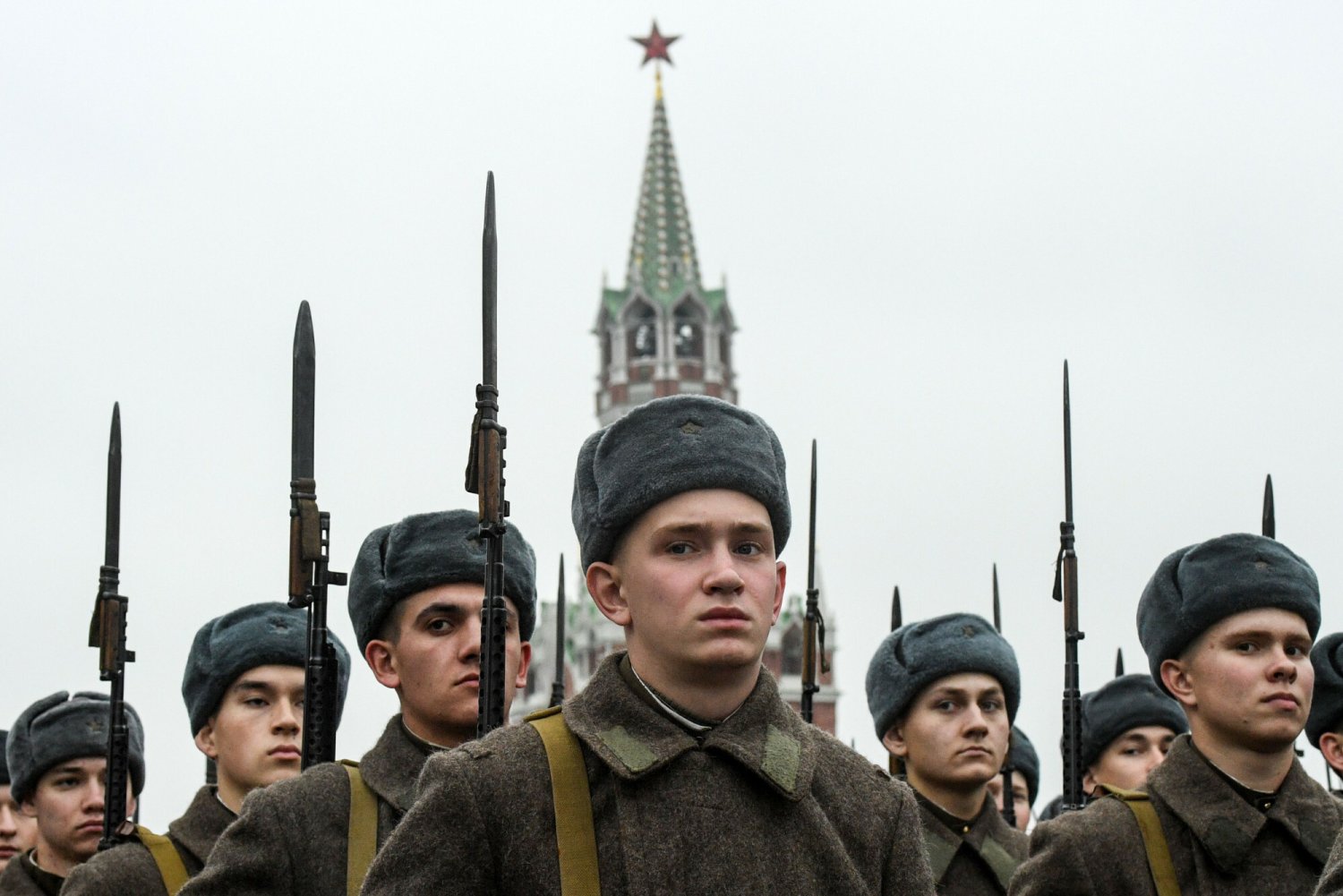 Co sprawia, że normalny mężczyzna zaczyna z zimną krwią mordować, torturować i gwałcić bezbronnych ludzi?