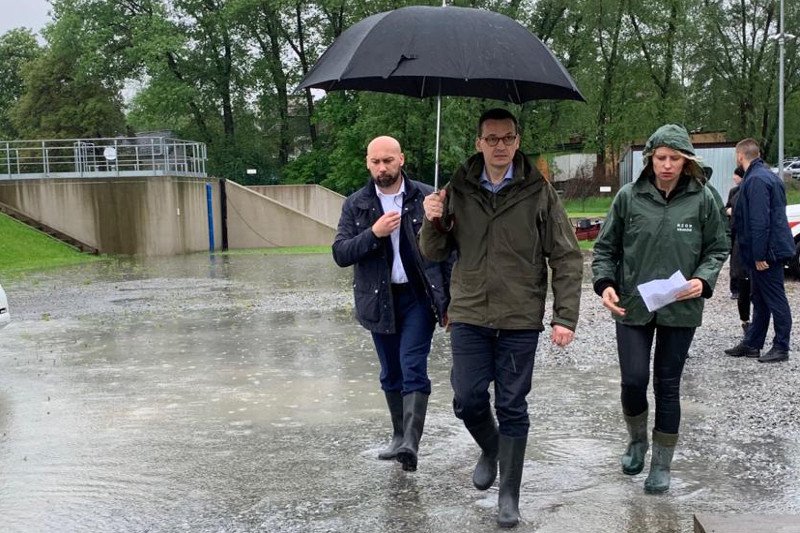 Premier Morawiecki wizytuje miejsca najbardziej dotknięte skutkami ulewnych deszczy.