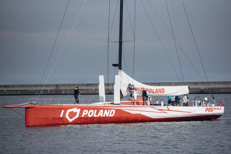 Uszkodzony jacht należący do PFN zostanie ściągnięty do Europy i nie weźmie udziału w regatach.
