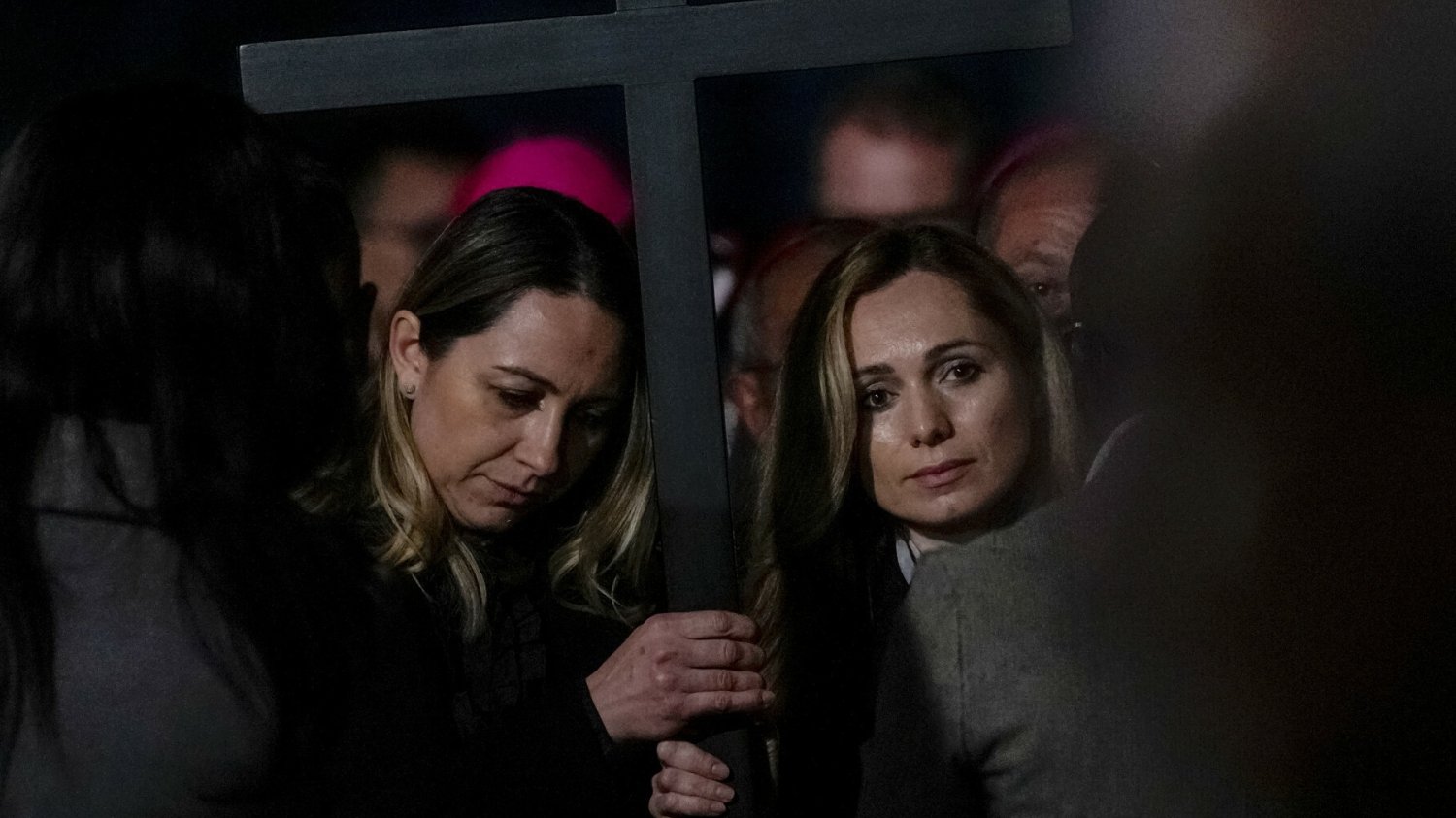W Rzymie odbyła się Droga Krzyżowa z udziałem Rosjanki i Ukrainki, które niosły krzyż.