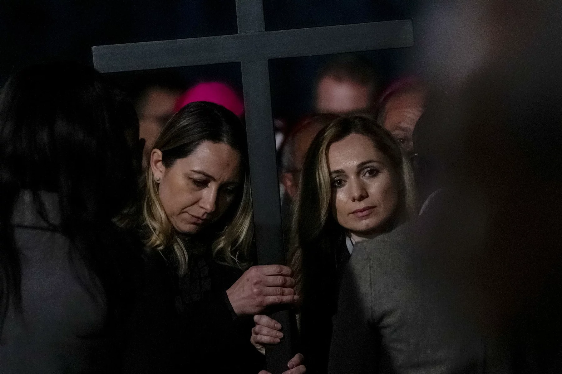 W Rzymie odbyła się Droga Krzyżowa z udziałem Rosjanki i Ukrainki, które niosły krzyż.