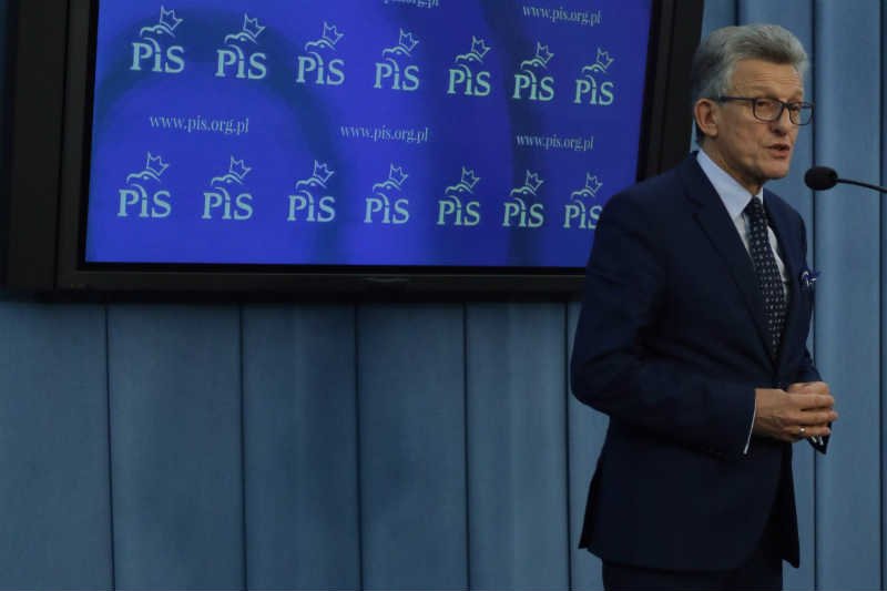 Stanisław Piotrowicz robi z siebie ofiarę nagonki.