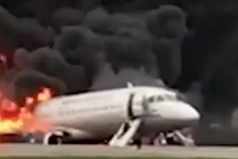Pożar samolotu na lotnisku Szeremietiewo w Moskwie. Interfax o tym, dlaczego zginęło ponad 40 osób.