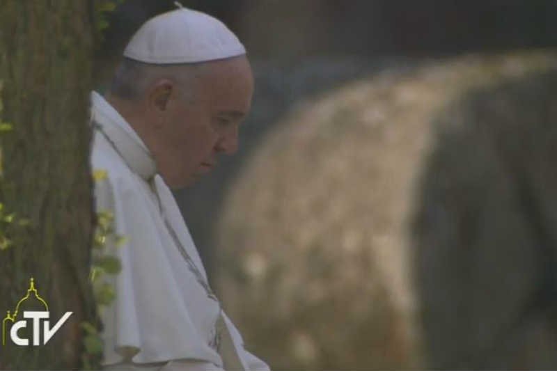 Papież Franciszek w ciszy modlił się w Auschwitz.