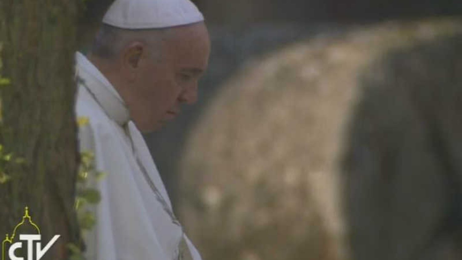 Papież Franciszek w ciszy modlił się w Auschwitz.