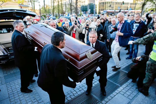 W telewizji publicznej relacja z pogrzebu była dziś jedną z najważniejszych wiadomości