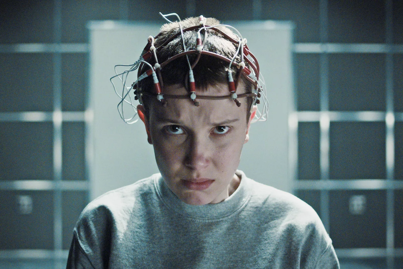 Millie Bobby Brown jako Jedenastka w "Stranger Things 4".