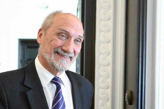 Macierewicz naprawia błędy PO? Negocjuje z dwoma dostawcami systemu obrony powietrznej i wymusza drogie ustępstwa.